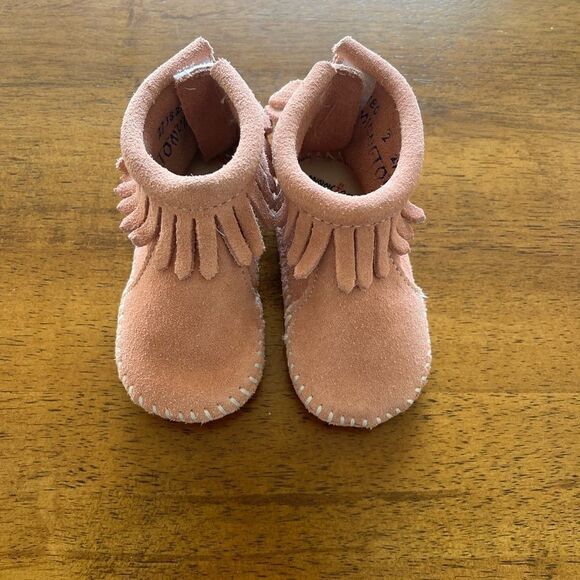 Minnetonka Moccasins boots pale pink rose baby girl size 2‎ - Picture 1 of 5
